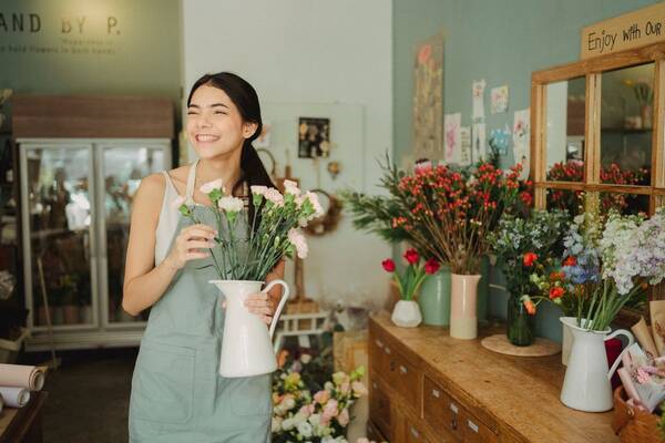 Florista organizando plantas en una boutique botánica